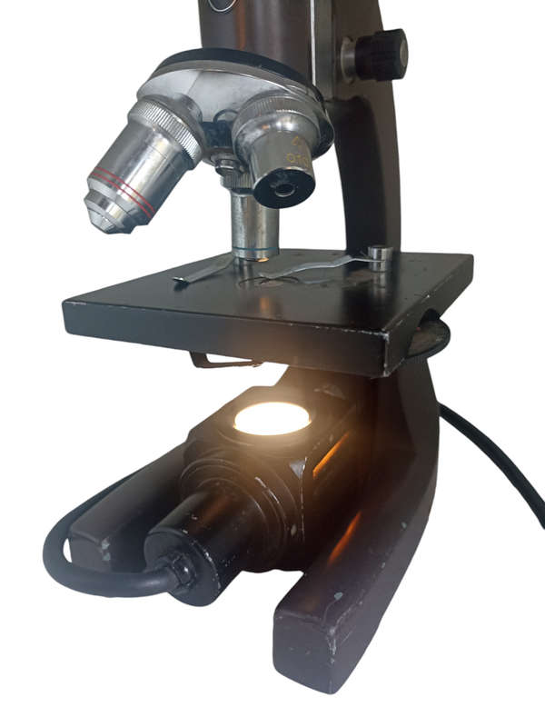 Vickers No 880373 - 3 lenses (40 0.65, 4 010 & 10 025)Microscope working order & light is working