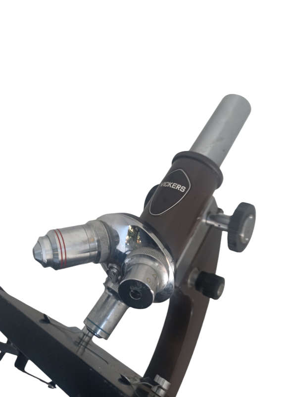 Vickers No 880373 - 3 lenses (40 0.65, 4 010 & 10 025)Microscope working order & light is working