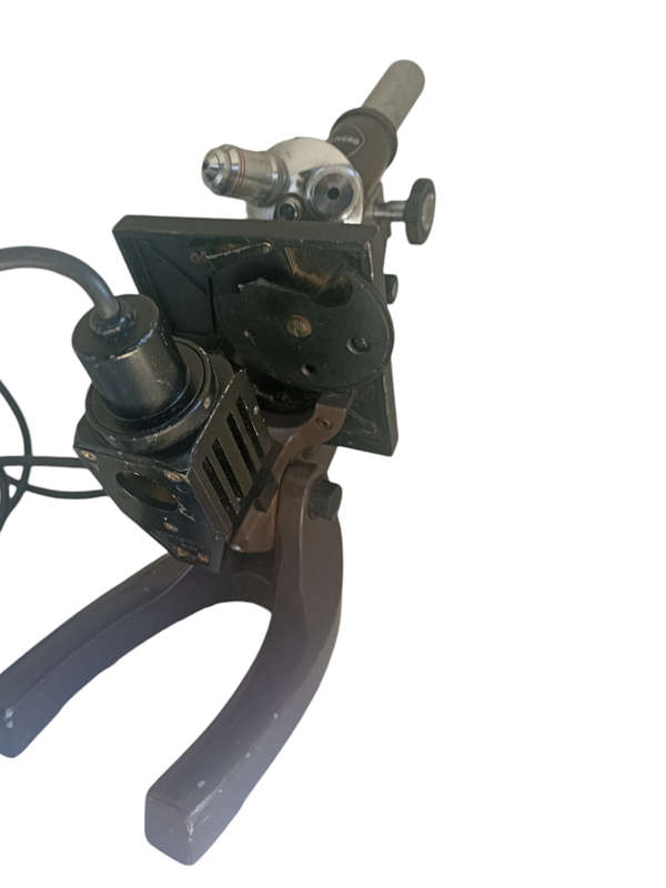 Vickers No 880373 - 3 lenses (40 0.65, 4 010 & 10 025)Microscope working order & light is working
