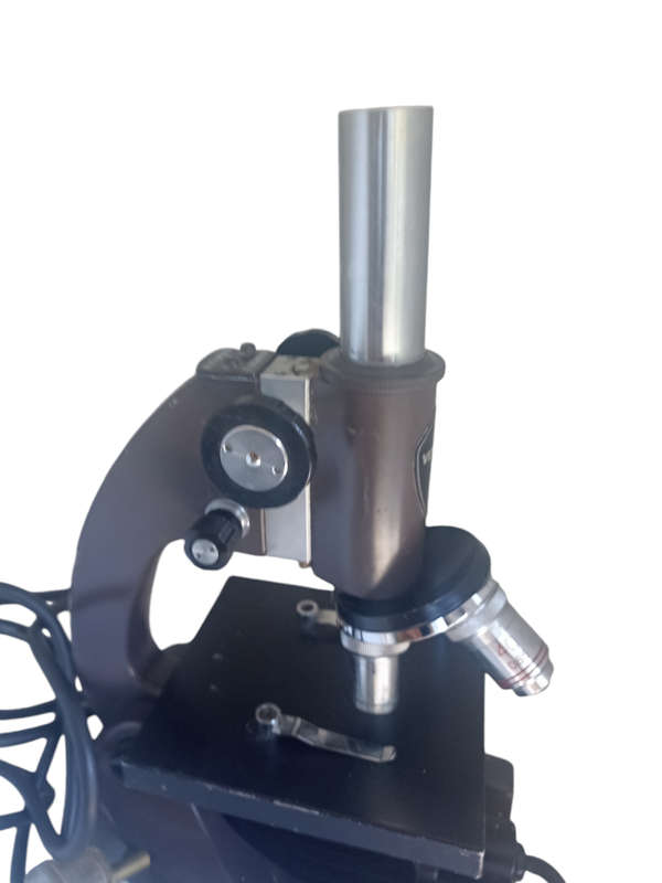Vickers No 880373 - 3 lenses (40 0.65, 4 010 & 10 025)Microscope working order & light is working
