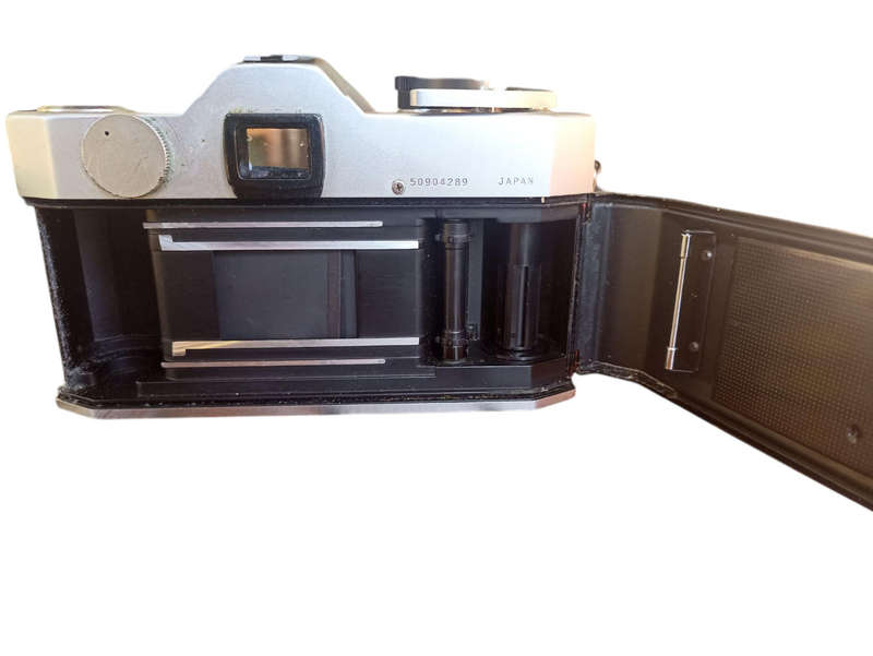 Vintage Yashica TL Electro 35mm camera 1:19 50mm Yashinion D lens /carry case