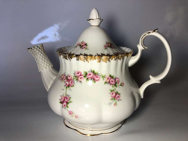 ROYAL ALBERT TEA POT - DIMITY ROSE - PERFECT CONDITION