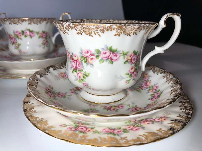 ROYAL ALBERT TEA SET FOR 6 - DIMITY ROSE - NEAR PERFECT CONDITION