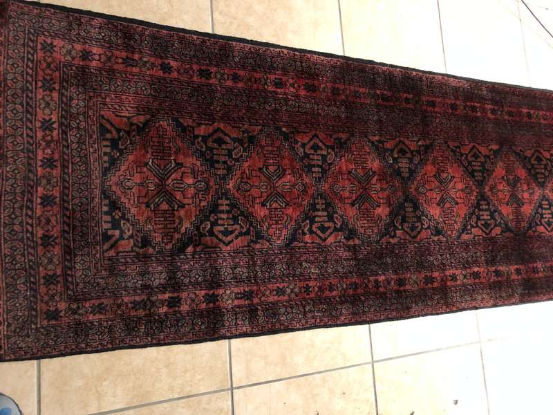 Lovely vintage runner 281 x 83cm (Excluding fringe tassles)