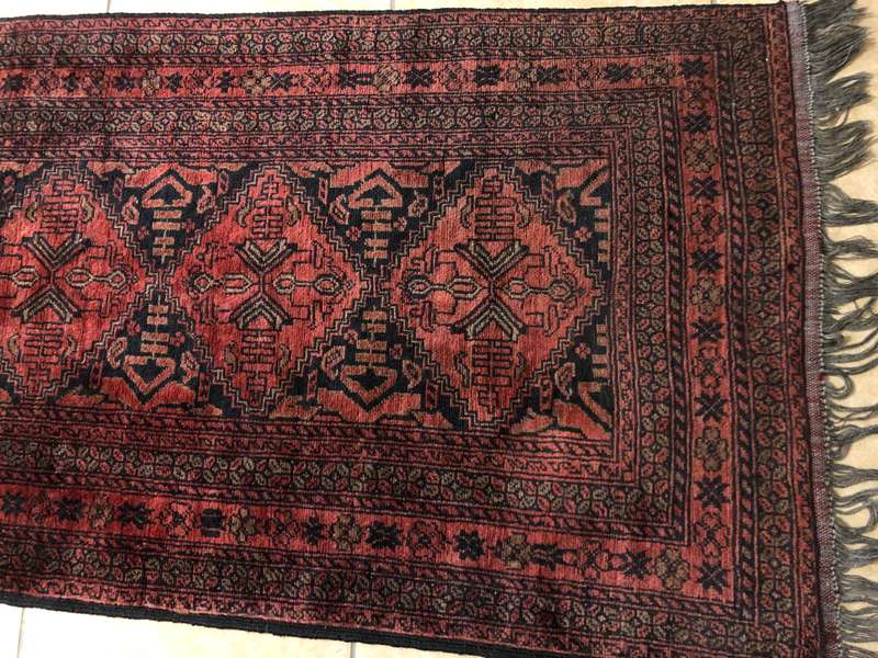Lovely vintage runner 281 x 83cm (Excluding fringe tassles)
