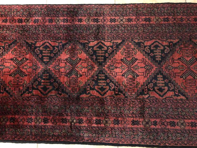 Lovely vintage runner 281 x 83cm (Excluding fringe tassles)