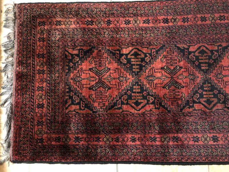 Lovely vintage runner 281 x 83cm (Excluding fringe tassles)