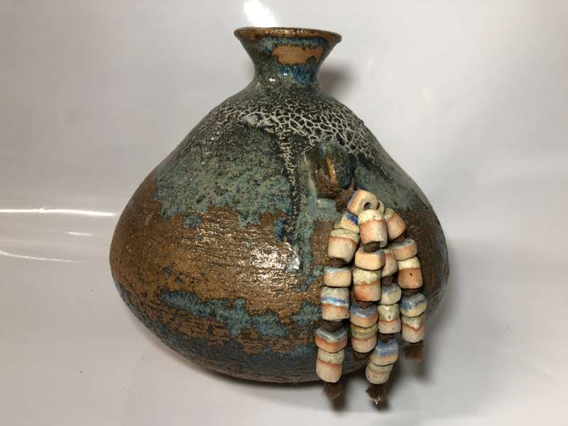 VINTAGE POTTERY VASE - 23CM- NEAR PERFECT CONDITION