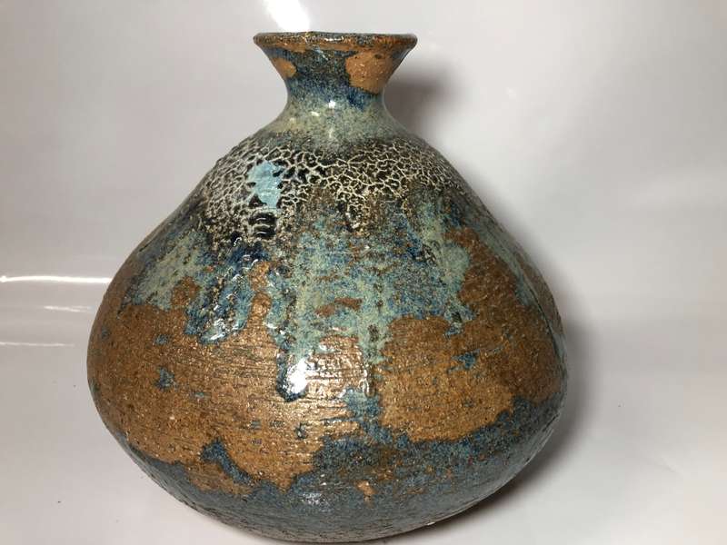 VINTAGE POTTERY VASE - 23CM- NEAR PERFECT CONDITION