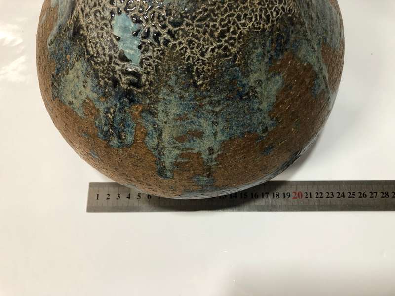 VINTAGE POTTERY VASE - 23CM- NEAR PERFECT CONDITION