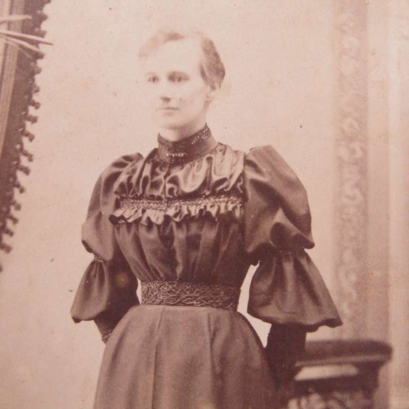Antique photo of lady by Parisian photo Co of Edinburgh, Scotland
