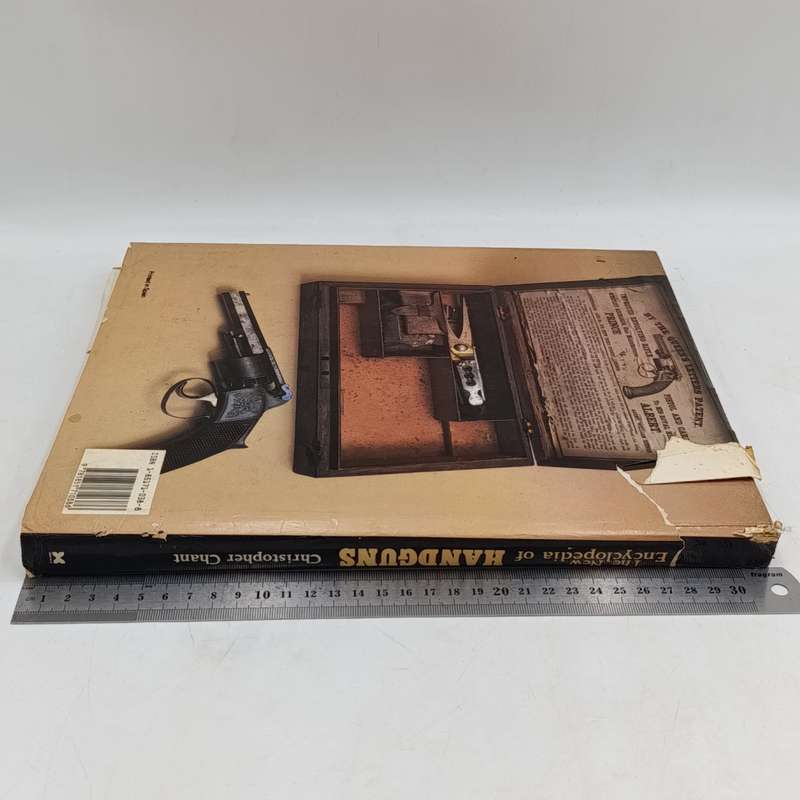 The New encyclopedia of Handguns - Christopher Chant 1986