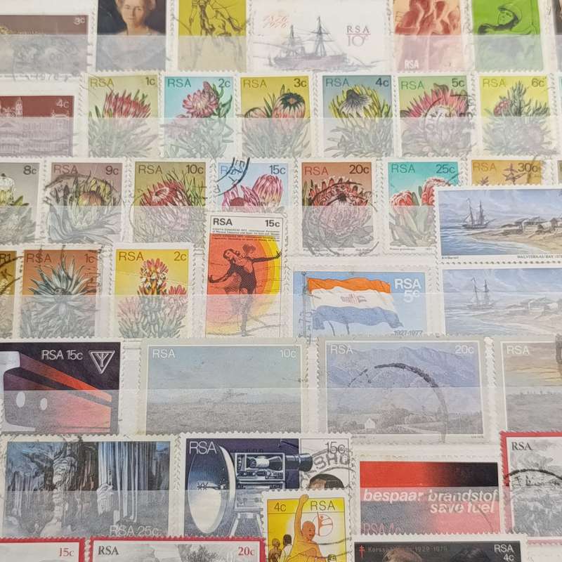 Album - pages with over 400 South African as from pre 1910 and about 240 British stamps nice stamps