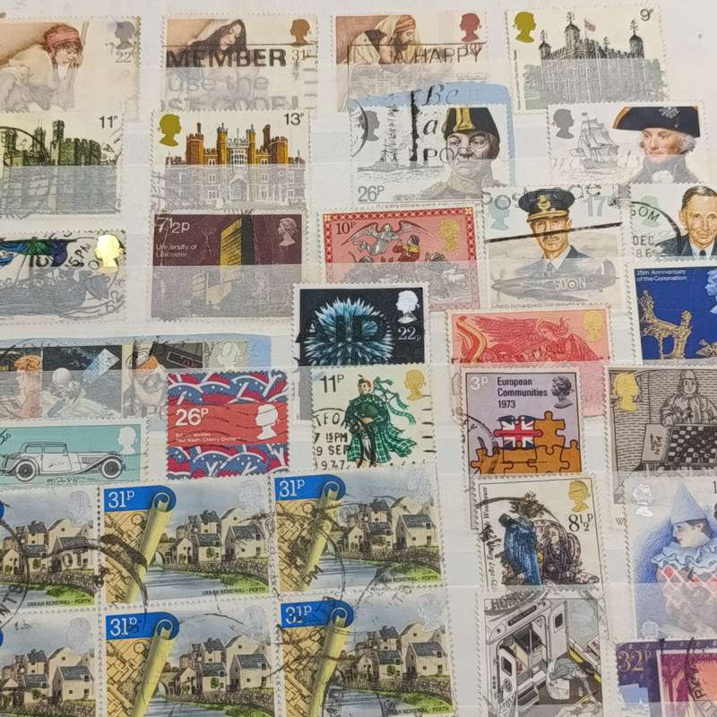Album - pages with over 400 South African as from pre 1910 and about 240 British stamps nice stamps
