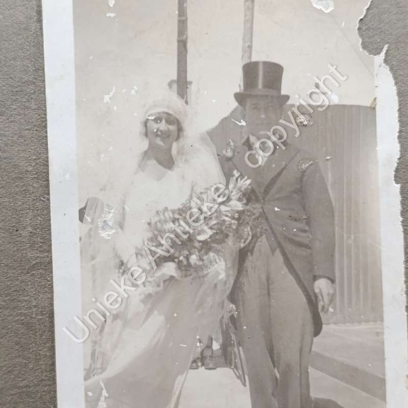 Album with about 200 photos Dating from 1930