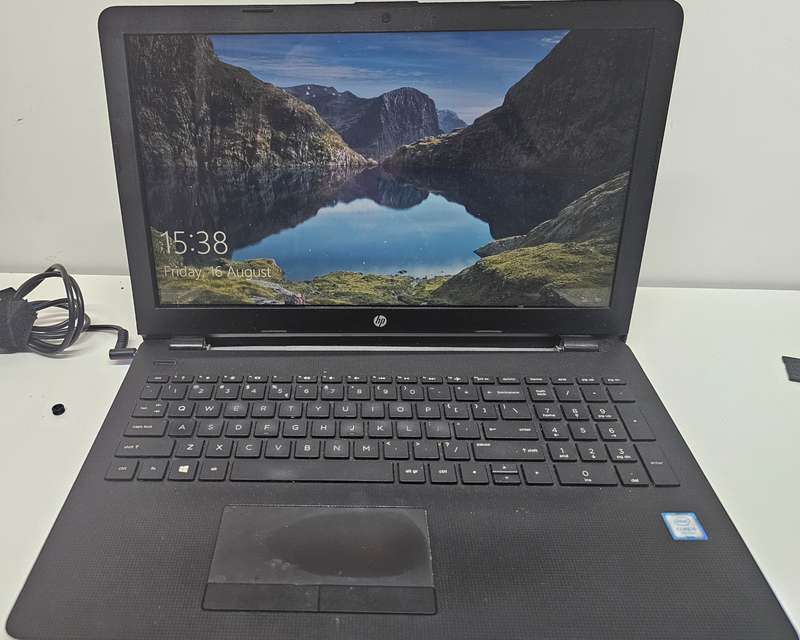 HP Notebook - 15-bs009ni  i5-7200U 8GB RAM 1TB HDD !Hinge broken/Needs Battery!