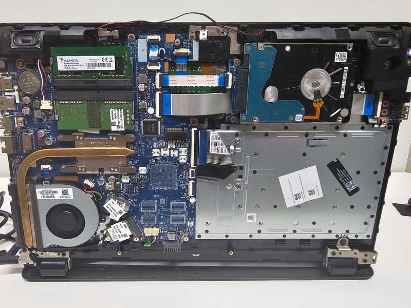HP Notebook - 15-bs009ni  i5-7200U 8GB RAM 1TB HDD !Hinge broken/Needs Battery!