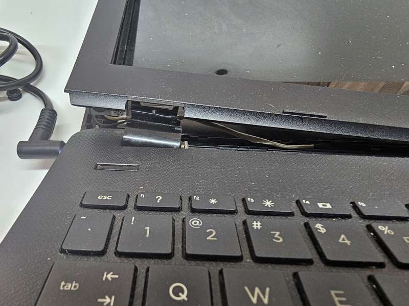 HP Notebook - 15-bs009ni  i5-7200U 8GB RAM 1TB HDD !Hinge broken/Needs Battery!