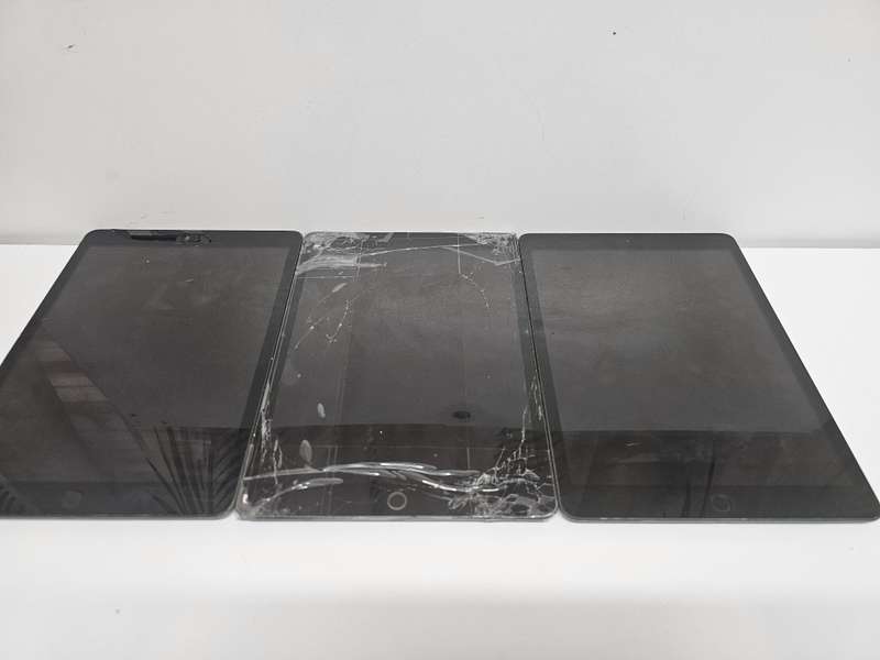 3 x iPad 7 - 10.2 inch - Spares or repairs - Storage unknown, digitiser cracked