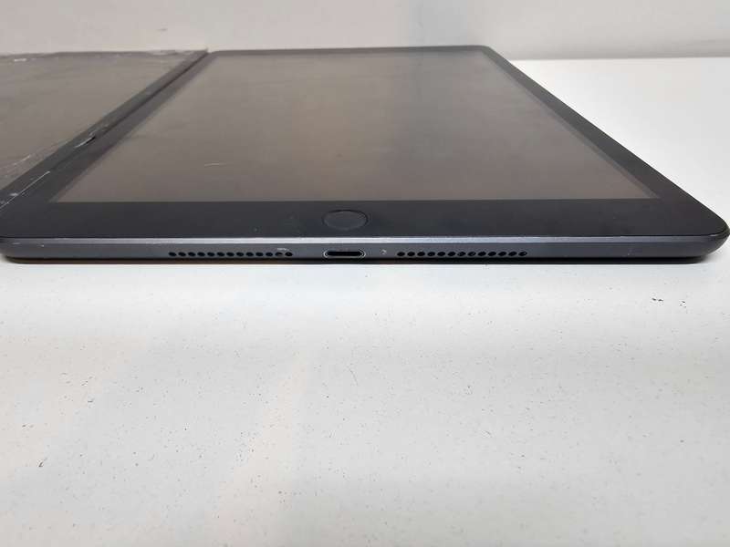 3 x iPad 7 - 10.2 inch - Spares or repairs - Storage unknown, digitiser cracked