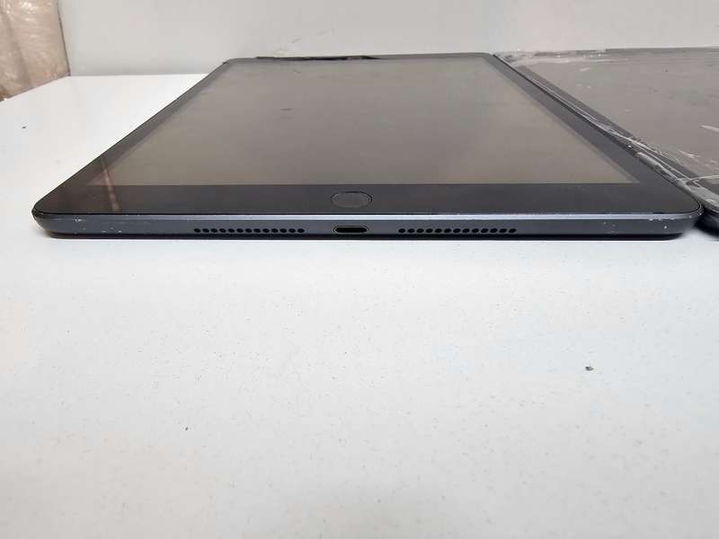 3 x iPad 7 - 10.2 inch - Spares or repairs - Storage unknown, digitiser cracked