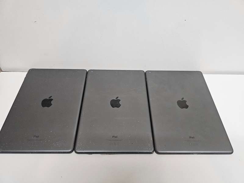 3 x iPad 7 - 10.2 inch - Spares or repairs - Storage unknown, digitiser cracked
