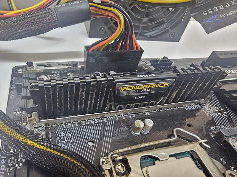 GA-H270-Gaming 3 mobo, i5-7500, 16GB DDR4, 256GB m.2 SSD, 500W PSU, GTX 750 Ti 4GB - spares/repairs