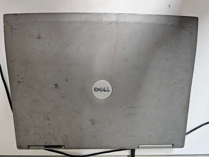 Dell Latitude D800 Pentium M 600Mhz  - 1GB RAM - No HDD No battery