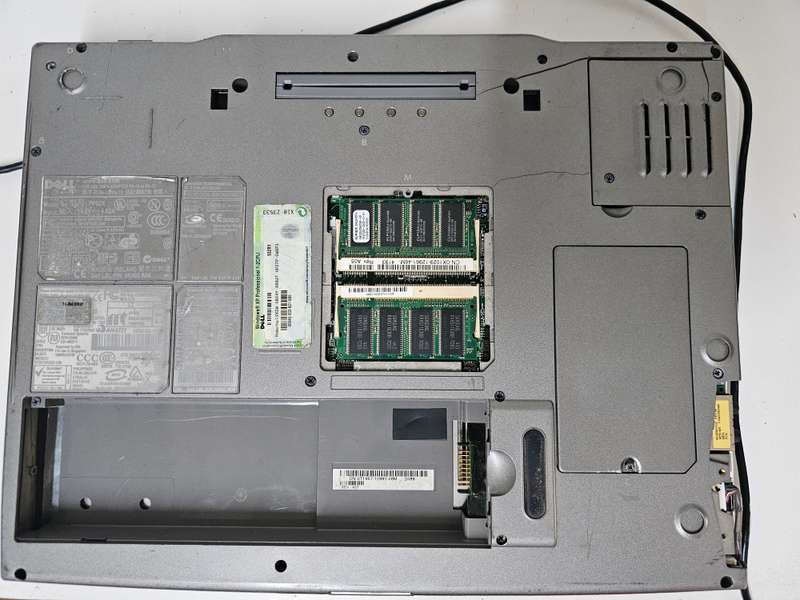 Dell Latitude D800 Pentium M 600Mhz  - 1GB RAM - No HDD No battery