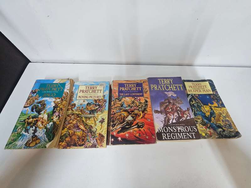 5 x Terry Pratchett soft cover books