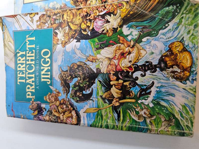 5 x Terry Pratchett soft cover books