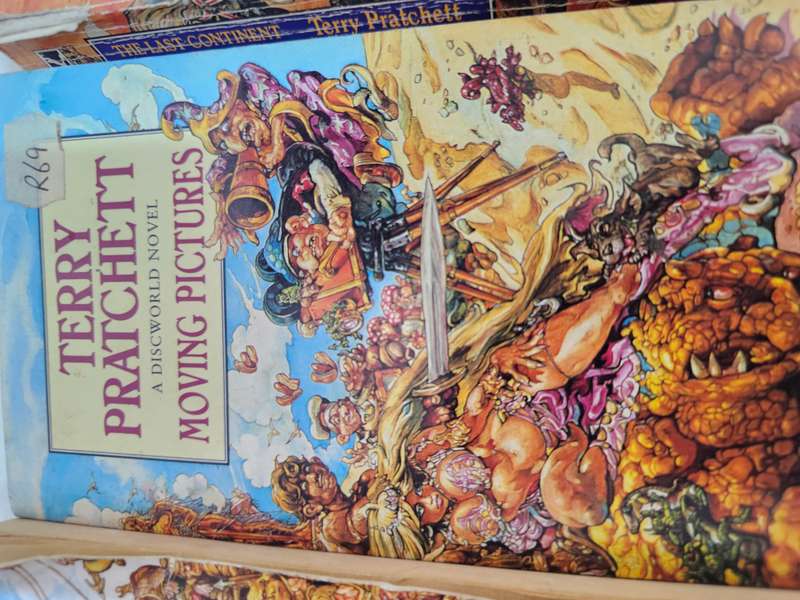 5 x Terry Pratchett soft cover books