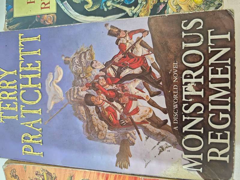 5 x Terry Pratchett soft cover books