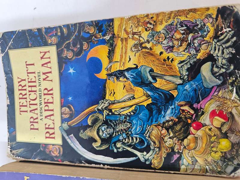 5 x Terry Pratchett soft cover books