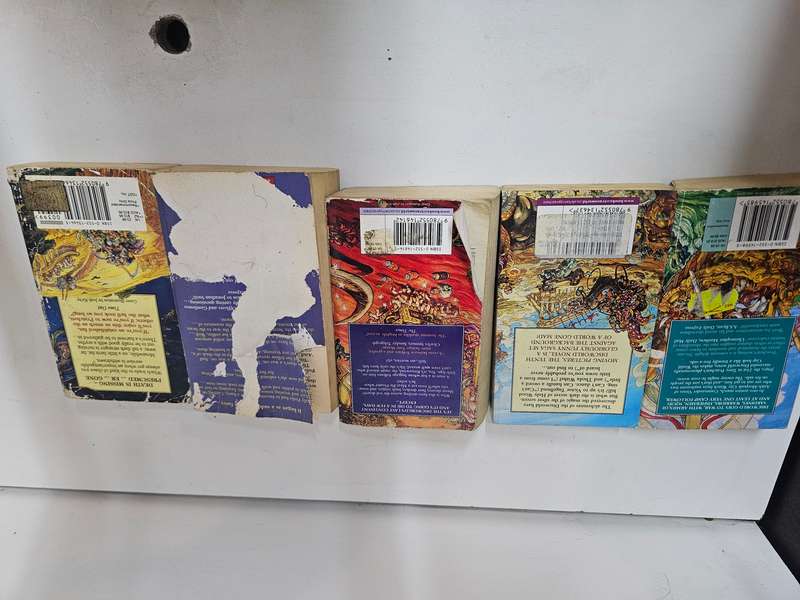 5 x Terry Pratchett soft cover books