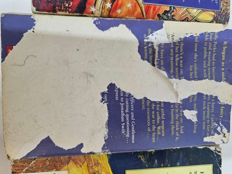 5 x Terry Pratchett soft cover books