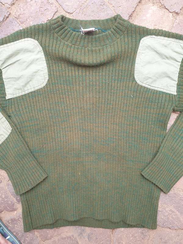 original Rhod army issue/ worn wool jumper/ jersey olive green with patches size small/ medium