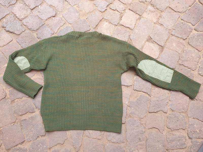 original Rhod army issue/ worn wool jumper/ jersey olive green with patches size small/ medium