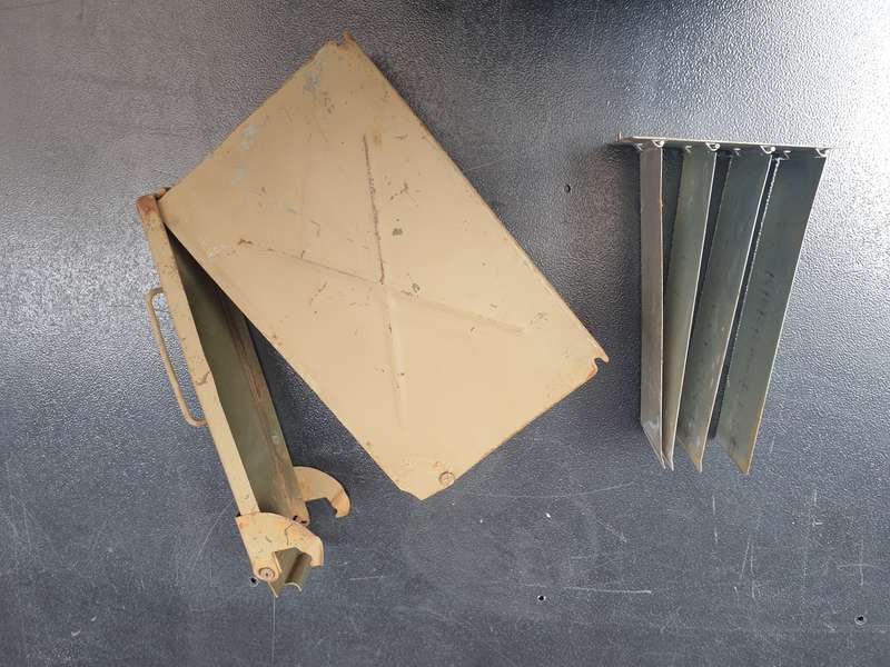 original SADF era SWA/Angola bushwar period nutria brown metal BMG/LMG ammo "ready" 200rds carry box