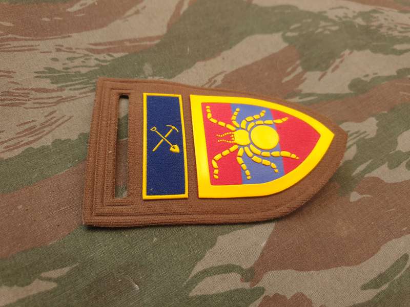 Very VERY scarce SADF era 100% original 9 Eng Regt nutria tupper unit flash for "browns" field-dress