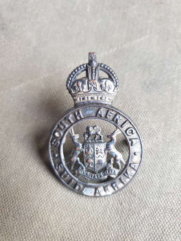 scarce WW2 era South African Instructors Corps metal cap badge - with both rear lugs intact
