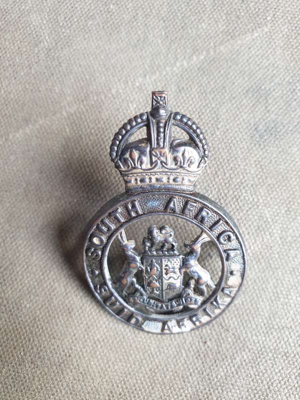 scarce WW2 era South African Instructors Corps metal cap badge - with both rear lugs intact
