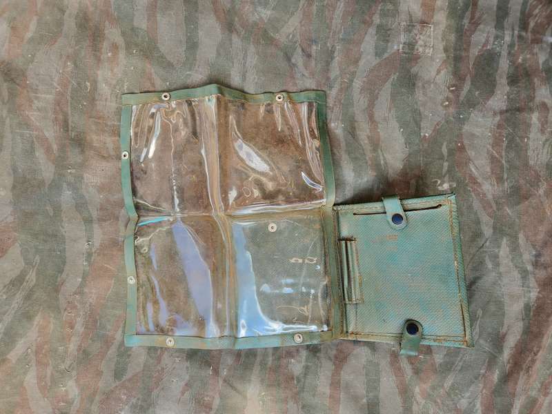 unknown origins green vinyl 70s/80s style small field map-case in good used condition (came in among