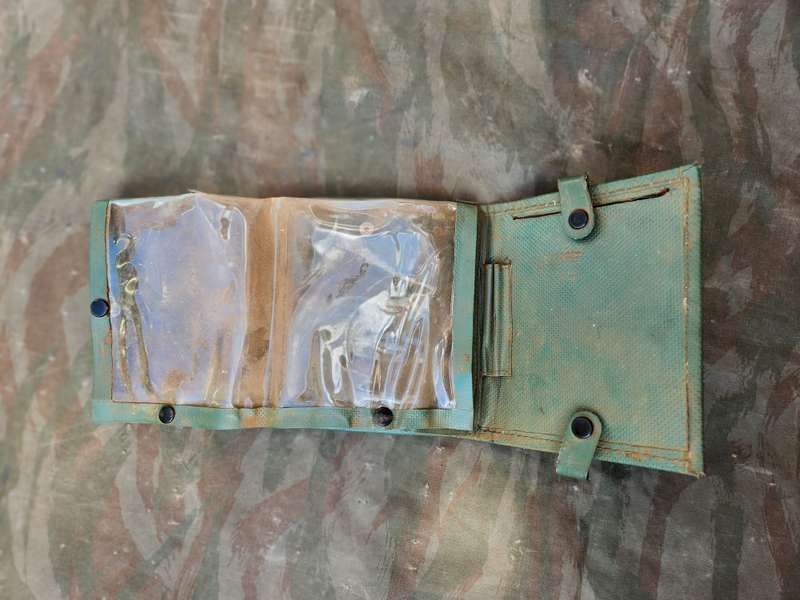 unknown origins green vinyl 70s/80s style small field map-case in good used condition (came in among