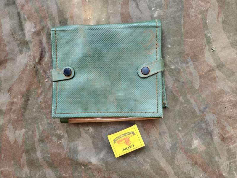 unknown origins green vinyl 70s/80s style small field map-case in good used condition (came in among