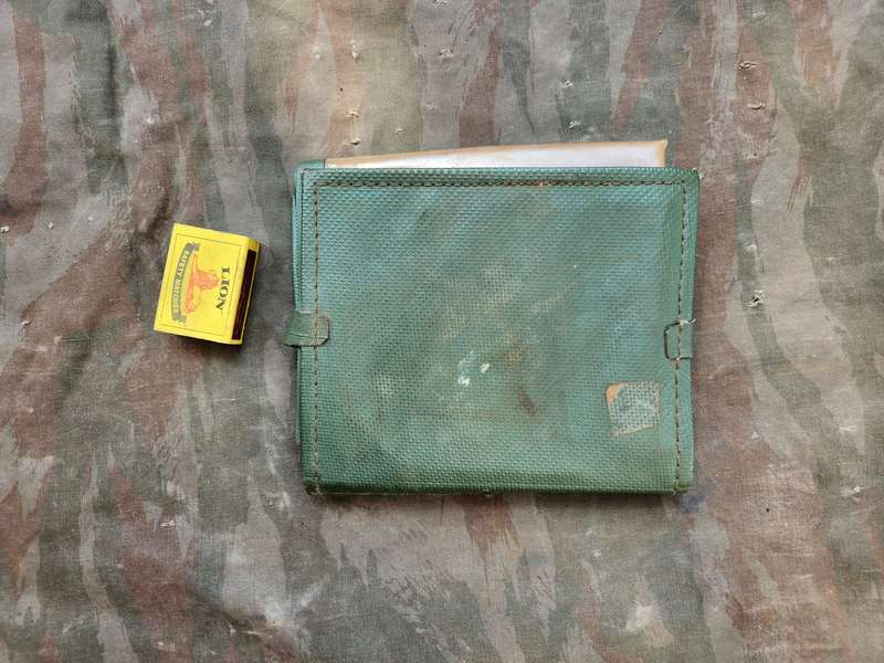 unknown origins green vinyl 70s/80s style small field map-case in good used condition (came in among