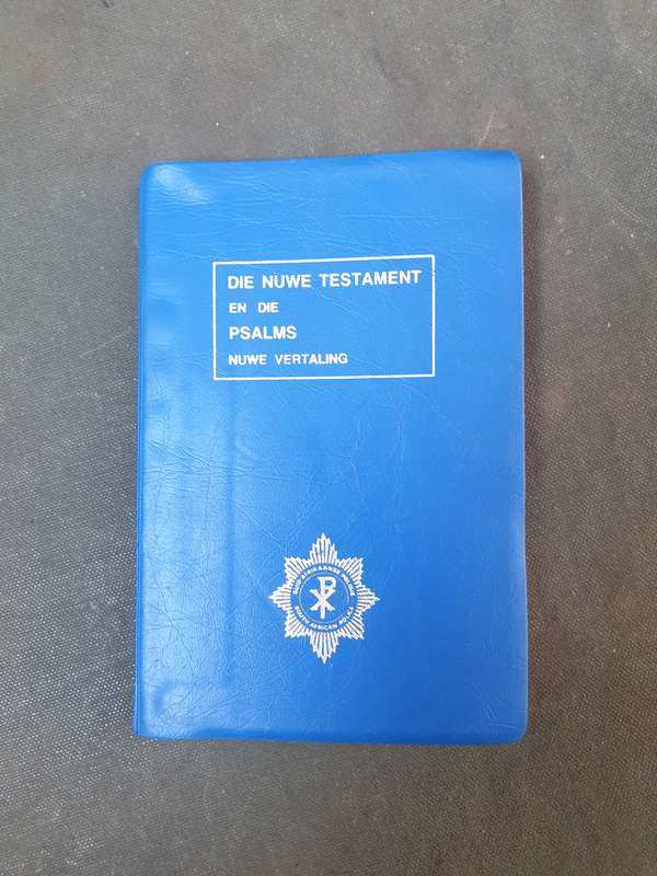 new Afrikaans 80s era SAP Police issue small blue pocket bible new testament unnamed clean & unused