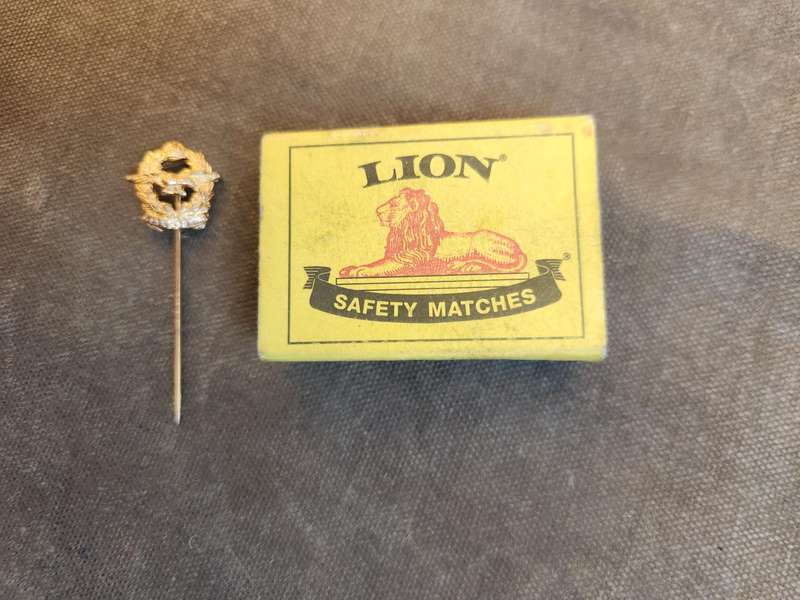 original small lapel pin for the SAAF with (Queens/ Kings?) crown in gilt - pin intact