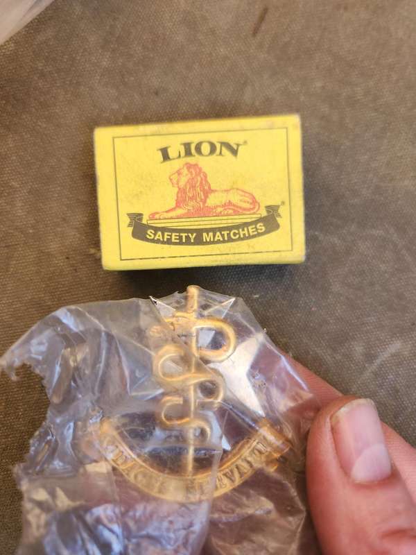 100% original (in as supplied plastic) SAMS beret bi-metal badge - SADF era - medics and ops medics