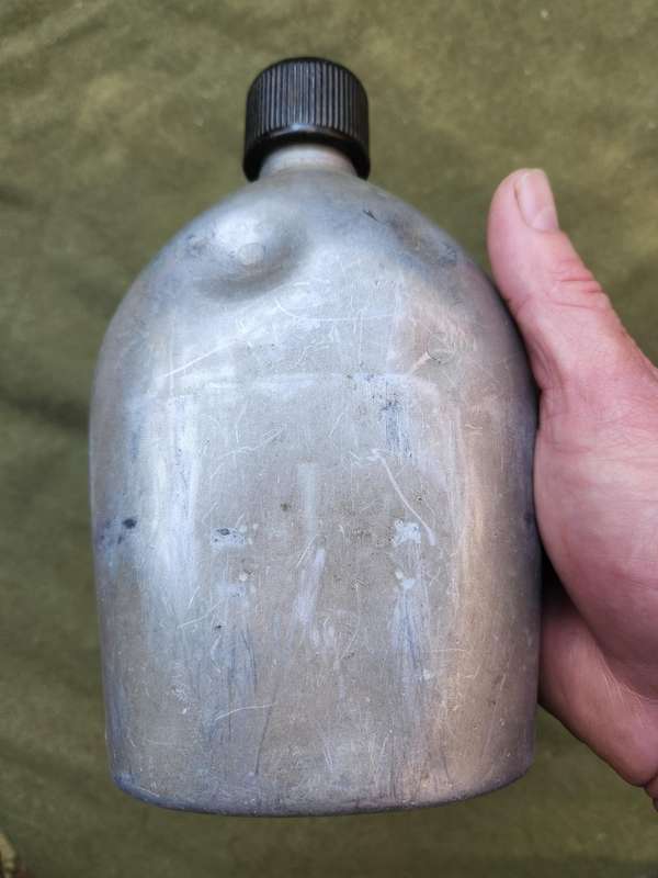 used original US Army dd 1945 canteen and cover with signs of Rhod era custom "baby-poop" camo paint